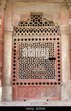 Scolpito in marmo della finestra in Isa Khan's tomba. La Tomba di Humayun complessa, Delhi, India nel febbraio, 13, 2016 Foto Stock