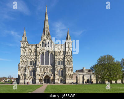 La Cattedrale di Salisbury fronte ovest e chiudere con la gente di relax al sole Foto Stock