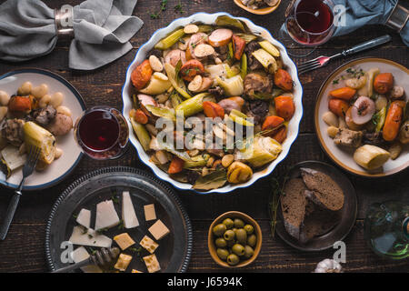 Kasul, formaggio, vino, verdure sul tavolo closeup Foto Stock