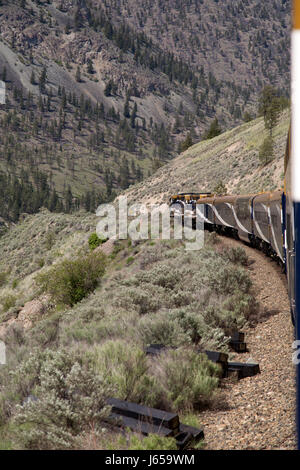 Il rocky mountaineer treno corre nel Canada occidentale. Il treno corre attraverso una valle boscosa. Foto Stock
