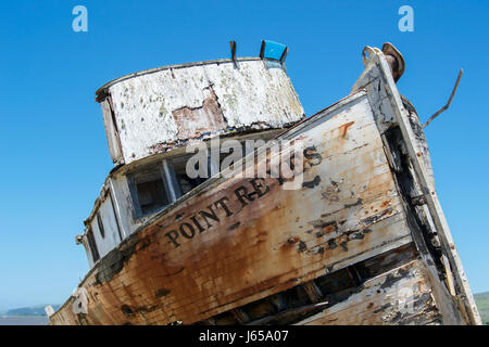 Lato anteriore particolare di una nave abbandonata a Inverness, Point Reyes National Seashore, Marin County, California, Stati Uniti d'America, in una giornata di sole Foto Stock