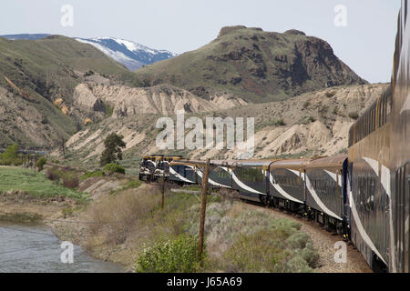 Il rocky mountaineer treno corre nel Canada occidentale. Il treno corre lungo il Thompson River. Foto Stock