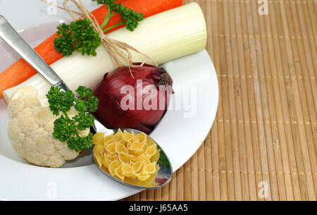 Ingredienti vegetali piastra zuppa zuppa di verdure lessate i cuochi cottura per bollitura Foto Stock