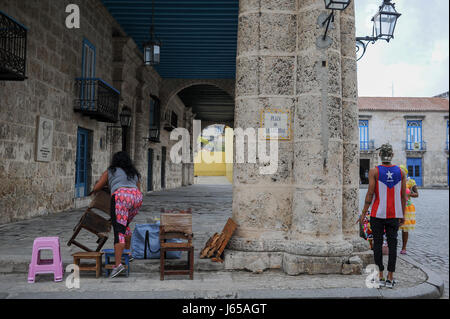 I venditori ambulanti in Plaza de la Catedral, Havana , Cuba Foto Stock