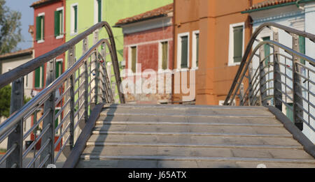 Le variopinte facciate delle case dell'isola di Burano vicino a Venezia in Italia in estate Foto Stock