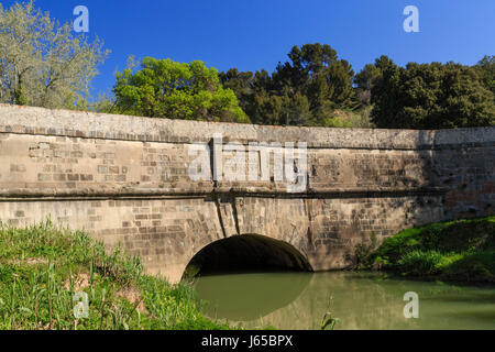 Francia, Aude, Paraza, sul Canal du Midi, patrimonio mondiale dell'UNESCO, il ponte sul canale Repudre, il più antico ponte sul canale in Francia Foto Stock