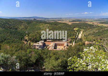 Francia, Aude, Narbonne, Fontfroide Abbazia, vista dell'abbazia dalla Croce di Fontfroide Foto Stock