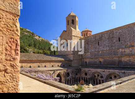 Francia, Aude, Narbonne, Fontfroide Abbazia, il chiostro e la chiesa Foto Stock