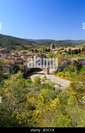 Francia, Aude, Lagrasse, etichettato Les Plus Beaux Villages de France (i più bei villaggi di Francia), il villaggio, l'abbazia di Lagrasse, fiume Orbieu Foto Stock