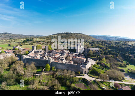 Francia, Aveyron, Parco Naturale dei Grands Causses, Patrimonio Mondiale dell'UNESCO, la Couvertoirade, etichettato Les Plus Beaux Villages de France (vista aerea) Foto Stock