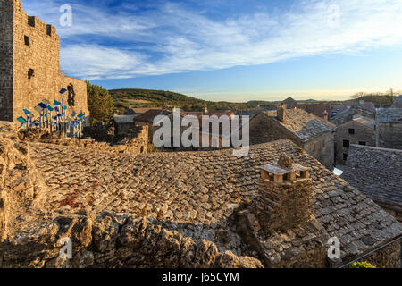 Francia, Aveyron, Parco Naturale dei Grands Causses, Patrimonio Mondiale dell'UNESCO, la Couvertoirade, etichettato Les Plus Beaux Villages de France Foto Stock