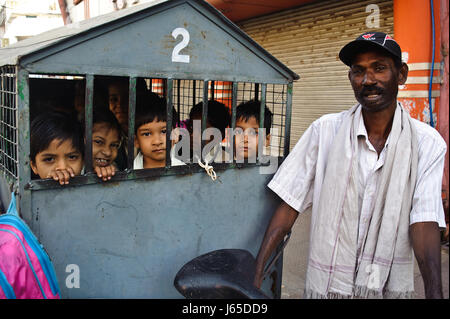 Veicolo leggero per portare i bambini a scuola ( India) Foto Stock