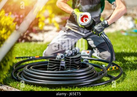 Giardino Impianto di irrigazione edificio dal giardino professionale tecnico dei sistemi. Sistema di irrigazione automatica nel giardino sul retro. Foto Stock