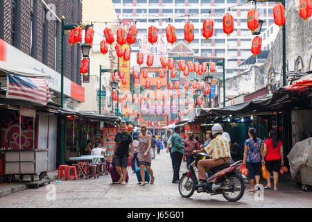 KUALA LUMPUR, Malesia - 03 agosto: Unidentified persone sulla strada di Kuala Lumpur Chinatown su agosto 03, 2016 a Kuala Lumpur, Malesia. Foto Stock