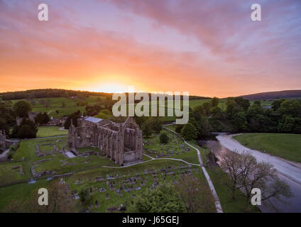 Tramonto mozzafiato a Bolton Abbey Priory nel North Yorkshire Foto Stock