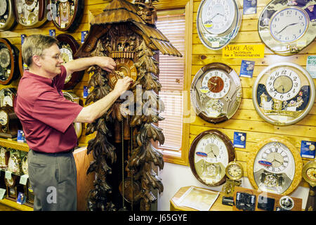 Michigan Frankenmuth,Comunità etnica bavarese tedesca,Frankenmuth Clock Company,mostra tempo di vendita,orologio,Black Forest nonno orologio,longcase cl Foto Stock