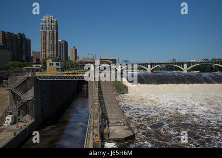 Bloccare e diga n. 1 lungo il fiume Mississippi, Minneapolis, Hennepin County, Minnesota, Stati Uniti d'America Foto Stock