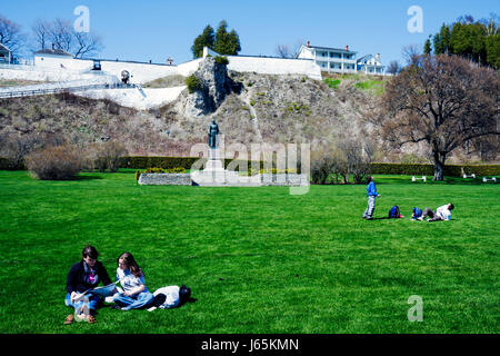 Mackinac Island Michigan, parchi statali storici Parco Mackinaw, stretto di, Lago Huron, Padre Marquette Park, statua, Fort Mackinac, primavera iniziale, collina, legge Foto Stock