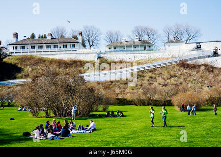 Mackinac Island Michigan, parchi di stato storico Parco Mackinaw, Straits of, Lake Huron, Marquette Park, Fort Mackinac, inizio primavera, edifici, skyline della città cit Foto Stock