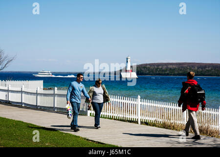 Mackinac Island Michigan, parchi di stato storico Parco Mackinaw, stretto di, lago Huron, Lake Shore Road, primavera iniziale, uomo uomo maschio, donna donna donna donna donna, coppia, Foto Stock