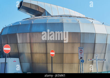 Acciaio inossidabile tamburi di Sheffield Hallam University Student Union (da Nigel Coates), Sheffield South Yorkshire, Inghilterra Foto Stock
