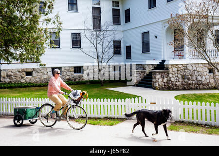 Michigan,MI,Mich,Mackinac County,Island,Mackinaw,Historic state Parks Park,Straits of,Lake Huron,Cadotte Avenue,Governor's Summer Home,Woman female WO Foto Stock