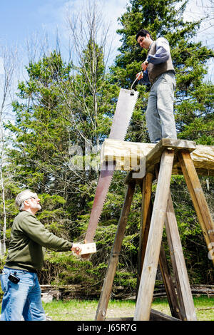 Michigan Mackinaw City, Mackinac state Historic Parks Park, storico Mill Creek Discovery Park, dimostrazione Sawpit, uomo maschio, sawyer, legname, strumento, blad Foto Stock