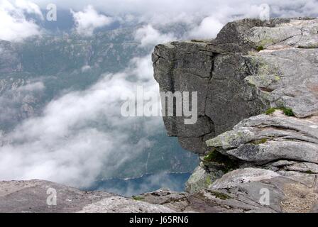 Casa vacanze vacanze vacanze rock Norvegia fjord abisso nuvole d'acqua blu Foto Stock