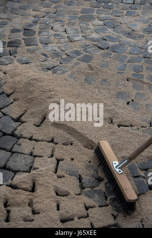 La ripavimentazione di una strada di Roma con sampietrini acciottolato Foto Stock