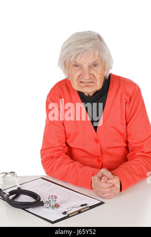 Donna anziana analizzando la sua relazione medica Foto Stock