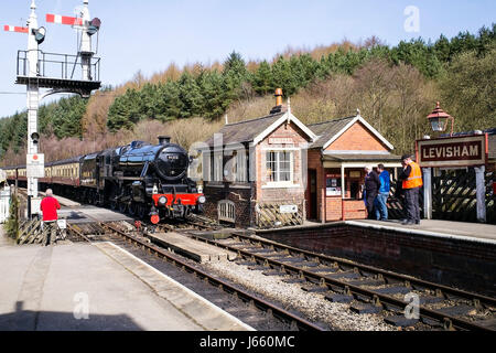 Locomotiva a vapore 45212 arrivando alla stazione Levisham, North York Moors Railway, nello Yorkshire, Regno Unito Foto Stock