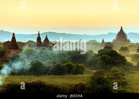 Stock Photo - MYANMAR Birmania, Bagan, tramonto sopra i templi Foto Stock