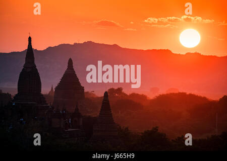 Stock Photo - MYANMAR Birmania, Bagan, tramonto sopra i templi Foto Stock