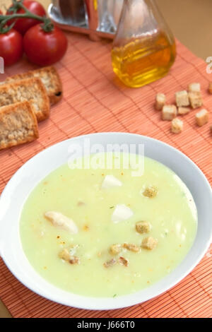 Deposito di asparagi Crema di zuppa di pomodoro brodo pane ristorante Spice Kitchen Foto Stock