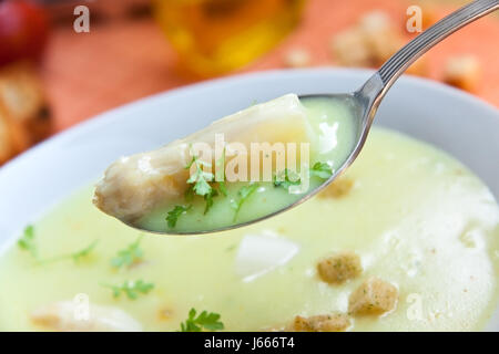 Deposito di asparagi Crema di zuppa di pomodoro brodo pane ristorante Spice Kitchen Foto Stock