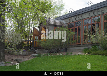 River cafe in Prince Island Park sul Fiume Bow Foto Stock