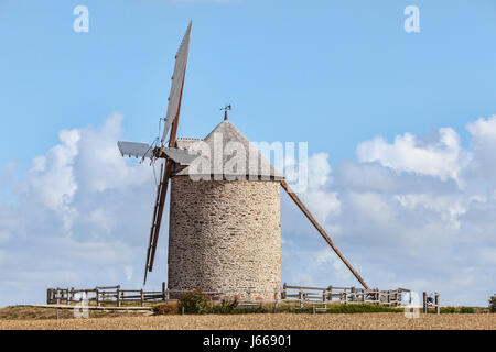 Mulino a vento tradizionale nelle vicinanze del Mont Saint Michel monastero a Base in Normandia Francia.Questo è 'Le Moulin Moidrey'. Foto Stock