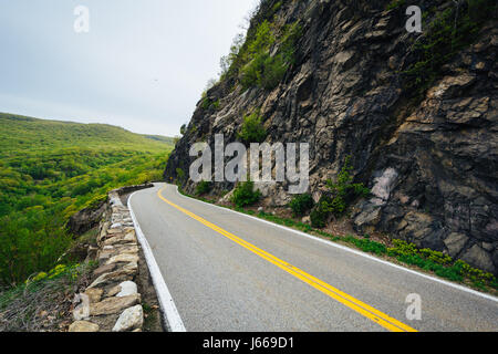 Tempesta re autostrada lungo il fiume Hudson, in Cornwall-On Hudson, New York. Foto Stock