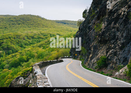 Tempesta re autostrada lungo il fiume Hudson, in Cornwall-On Hudson, New York. Foto Stock