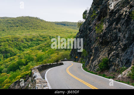 Tempesta re autostrada lungo il fiume Hudson, in Cornwall-On Hudson, New York. Foto Stock