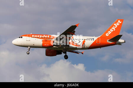 Toulouse, Francia - 14 Aprile 2017: EasyJet Airbus A319 con Venezia speciale livrea di avvicinamento alla Toulouse-Blagnac Aeroporto di Tolosa, Francia. Foto Stock