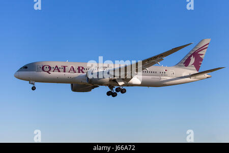 Barcellona, Spagna - 6 Maggio 2017: Qatar Airways Boeing Dreamliner 787-8 avvicinamento all Aeroporto El Prat di Barcellona, Spagna. Foto Stock