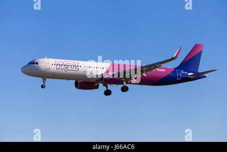 Barcellona, Spagna - 6 Maggio 2017: Wizz Air Airbus A321 avvicinamento all Aeroporto El Prat di Barcellona, Spagna. Foto Stock