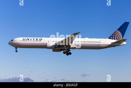 Barcellona, Spagna - 6 Maggio 2017: United Airlines Boeing 767-400ER avvicinamento all Aeroporto El Prat di Barcellona, Spagna. Foto Stock