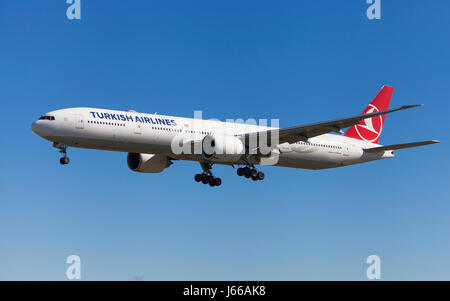 Barcellona, Spagna - 6 Maggio 2017: Turkish Airlines Boeing 777-300ER avvicinamento all Aeroporto El Prat di Barcellona, Spagna. Foto Stock