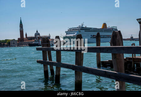 Navi da crociera attraverso il canale della Giudecca/centro di Venezia Foto Stock