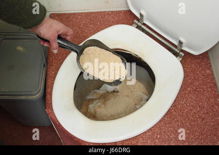 La segatura è spruzzata in un lavoro wc di compostaggio situato in un grande giardino inglese Foto Stock