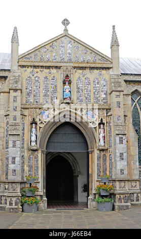 Una vista del portico sud ed ingresso alla chiesa parrocchiale di San Nicola a North Walsham, Norfolk, Inghilterra, Regno Unito. Foto Stock