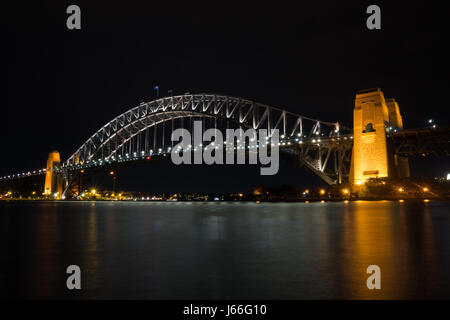 Una lunga esposizione night shot del centro della città di Sydney alla ricerca sul Ponte del porto Foto Stock