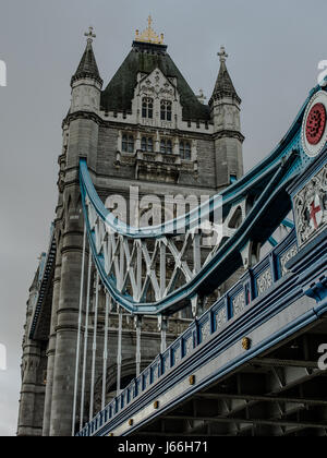 Londra, Inghilterra - Dicembre 08, 2015: storicamente Tower of London Bridge e metallo, fissaggi colorati Foto Stock